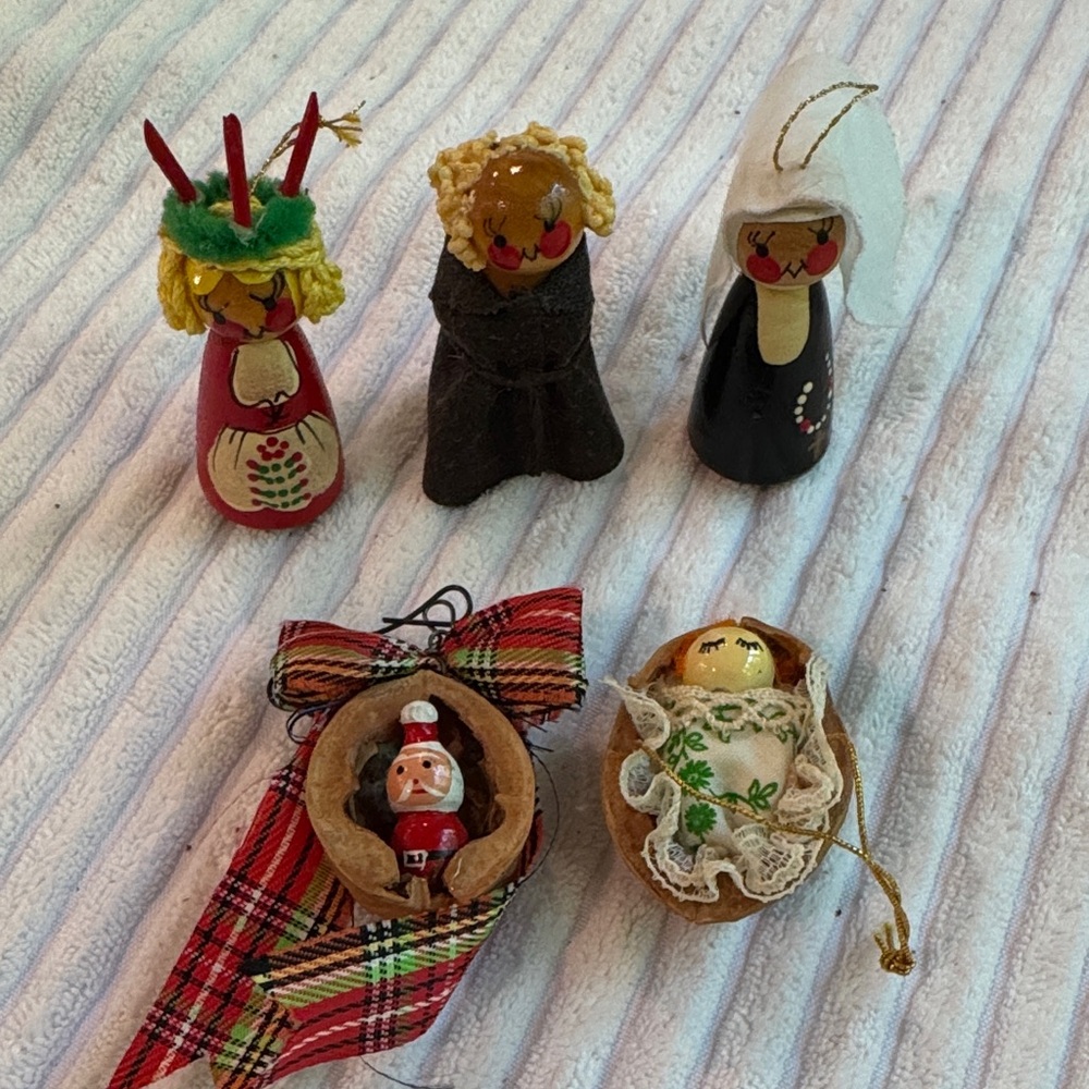 Handcrafted Wooden Vintage ornament set